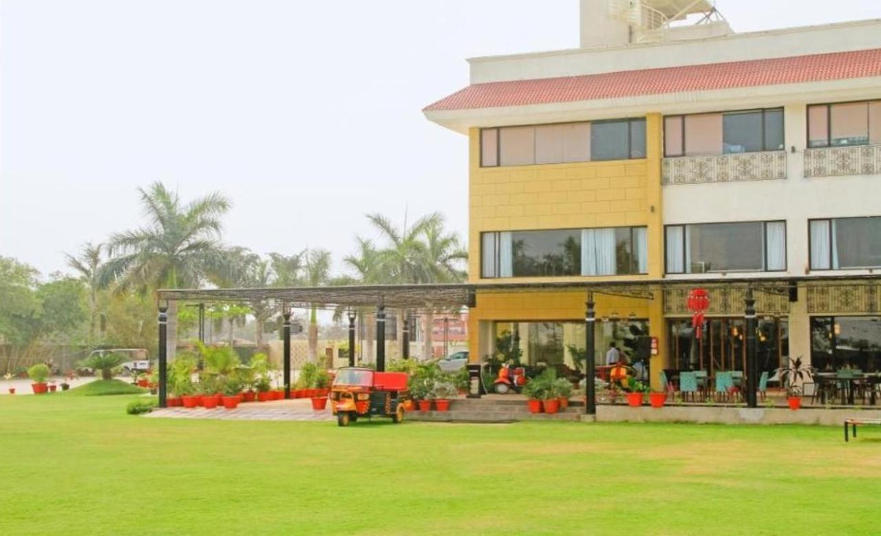 Shamrock Greens By Jardin Hotels Dharmpura Exterior foto